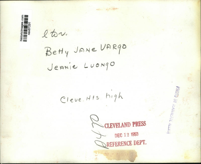 Load image into Gallery viewer, 1953 Press Photo Betty Jane Vargo &amp; Jeanie Luongo of Cleveland Hts High School
