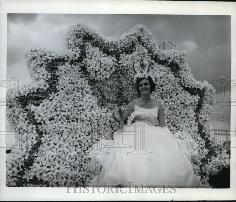 Load image into Gallery viewer, 1963 Press Photo Nancy Davenport Queen of Bermuda Floral Pageant Bermuda Lilies
