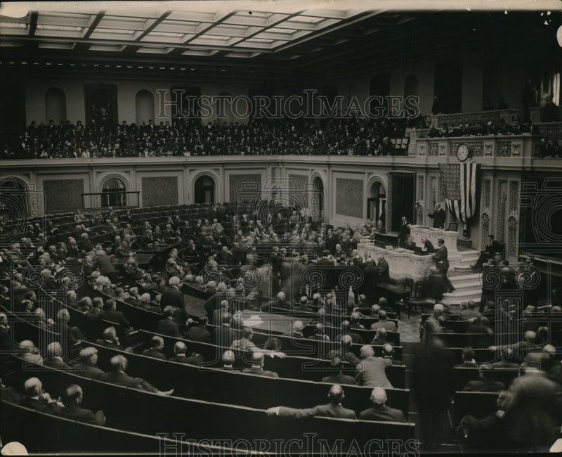 Load image into Gallery viewer, 1920 Press Photo Swearing New Members Opening of House of Representatives
