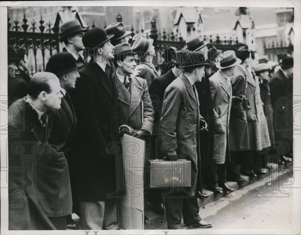 1938 Press Photo Crowd Waits Outside House of Commons for Debate on Socialist