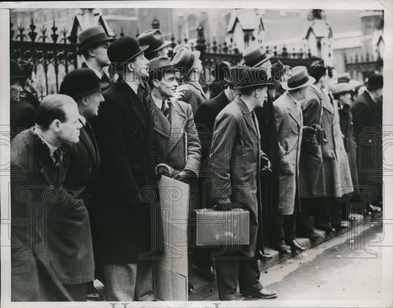 Load image into Gallery viewer, 1938 Press Photo Crowd Waits Outside House of Commons for Debate on Socialist
