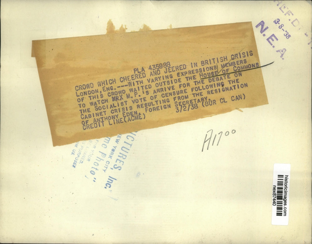 1938 Press Photo Crowd Waits Outside House of Commons for Debate on Socialist