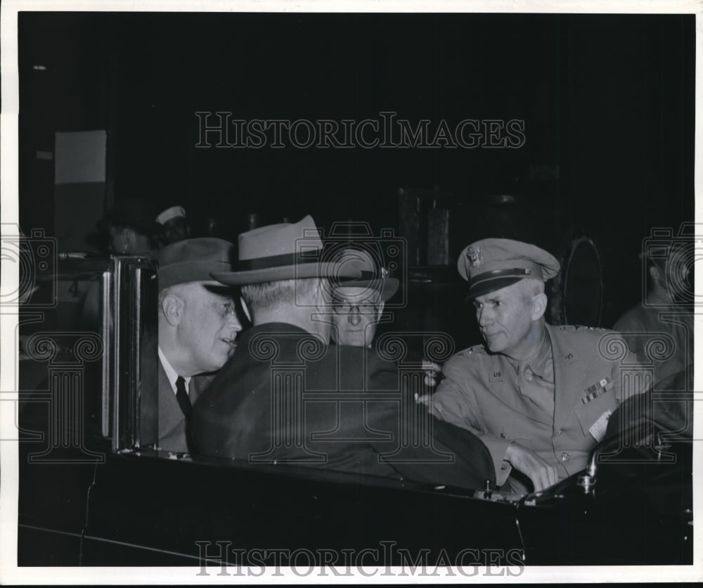 1942 Press Photo President Roosevelt B Somervell W Geist at Allis Chalmers Plant