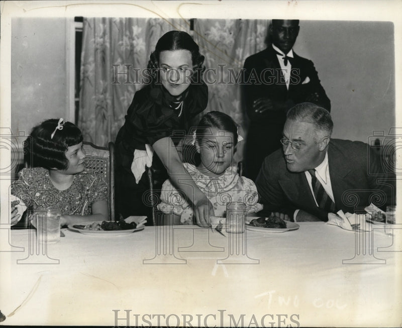 Load image into Gallery viewer, 1937 Press Photo Virginia Pond Patsy Myers with President Roosevelt Warm Springs
