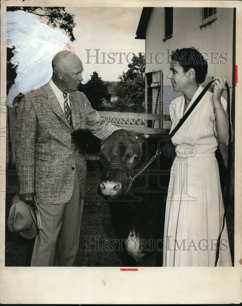 Load image into Gallery viewer, 1957 Press Photo Dwight D Eisenhower and Betty Royon and P S Troubadour Cow
