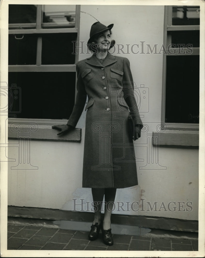 Load image into Gallery viewer, 1938 Press Photo Olive Green Tweed Womens Reefer Coat with Bloused Tucked Back
