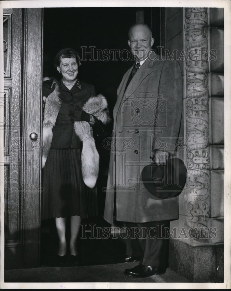 Load image into Gallery viewer, 1952 Press Photo Dwight Eisenhower &amp; Wife Arrive at Home After Landslide VIctory

