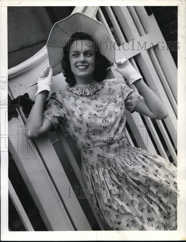 Load image into Gallery viewer, 1942 Press Photo Blue Cotton Grape Vine Print Dress Dirndl Skirt by Clarepotter
