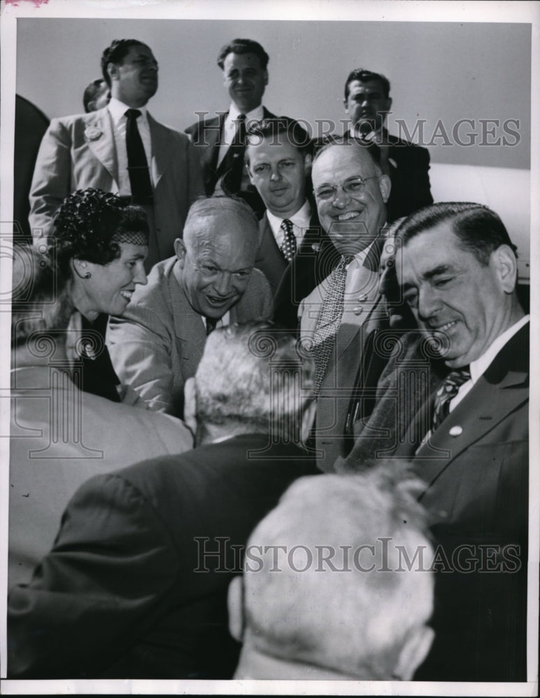 Load image into Gallery viewer, 1952 Press Photo Dwight D Eisenhower at Midway Airport with Reporters
