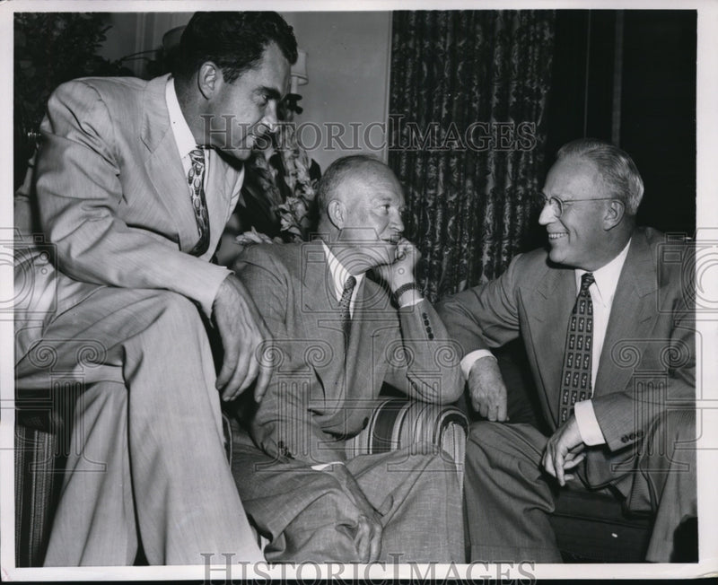 Load image into Gallery viewer, 1952 Press Photo Senator Richard Nixon &amp; VP Nominee Dwight Eisenhower in Chicago
