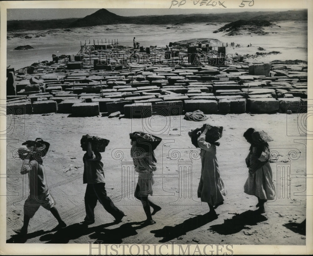 1963 Press Photo New Site of Dakken Temple Egypt Bearers Carry Rocks