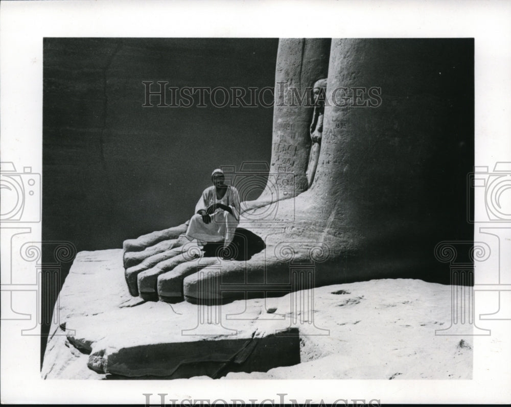 1963 Press Photo Temple of Rameses on the Nile Man Sitting at Bottom- Historic Images