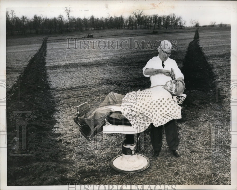 1958 Press Photo N Roy Bowman Gives W Brewer Haircut in Field Albany Wisconsin