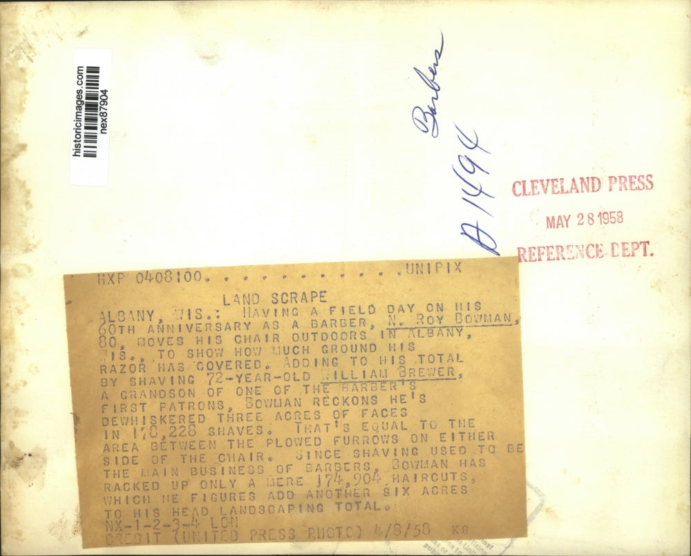 1958 Press Photo N Roy Bowman Gives W Brewer Haircut in Field Albany Wisconsin