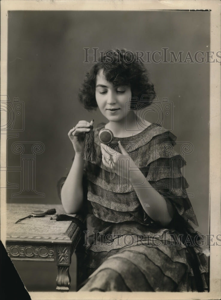 1923 Press Photo Extremely Chic in Vanities Polished Fish Skin in Suede