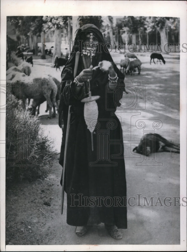 Load image into Gallery viewer, 1945 Press Photo Egyptian Woman Wearing Veil Spins Wool by Hand in Cairo
