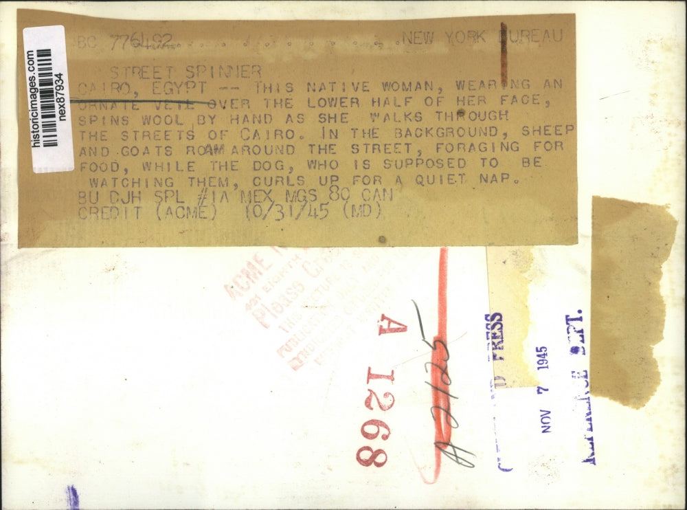 1945 Press Photo Egyptian Woman Wearing Veil Spins Wool by Hand in Cairo