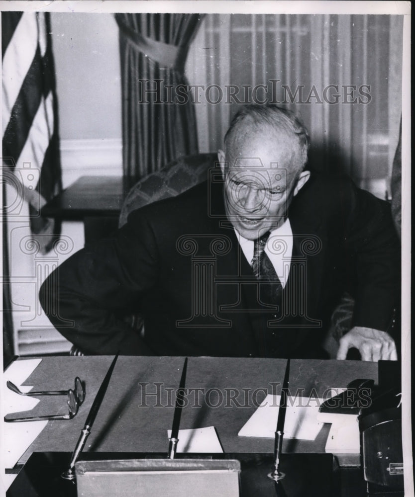 1953 Press Photo President Dwight Eisenhower Talks with Newsmen at White House