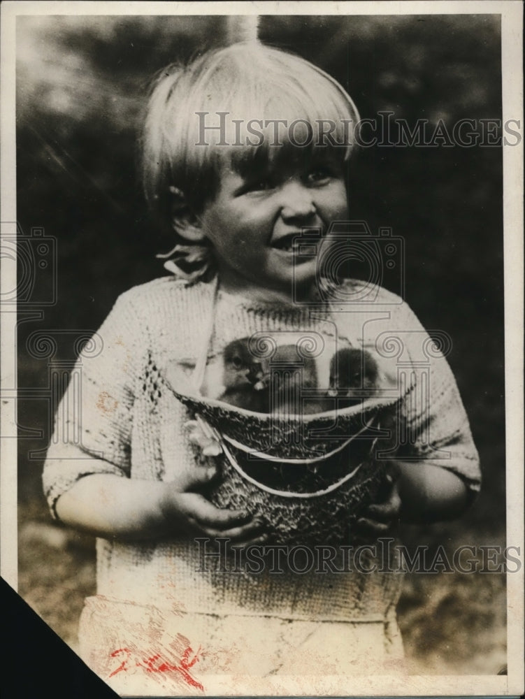 1927 Press Photo Young British Poultry Farmer with Hat Full of Goslings