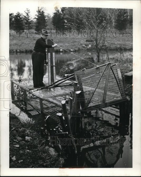 1941 Press Photo M.D. Hayden of S Livingstone Mather Estate with Beavers