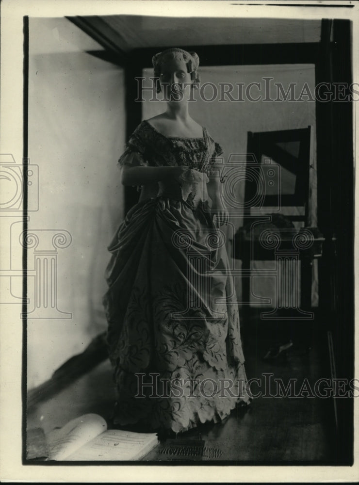1924 Press Photo Marie Monroe Daughter of Pres Monroe's Blue Silk Evening Gown