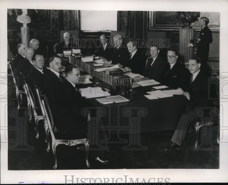 Load image into Gallery viewer, 1939 Press Photo King Gustav at Cabinet Meeting Stockholm Sweden
