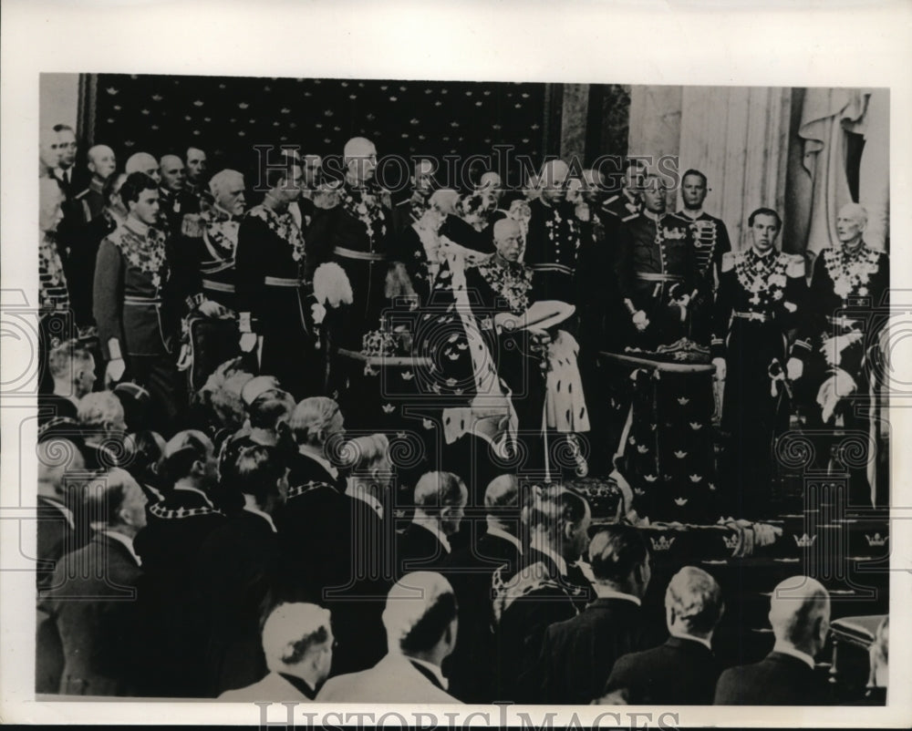 1940 Press Photo King Gustav of Sweden Opening Parliament in Regal Splendor