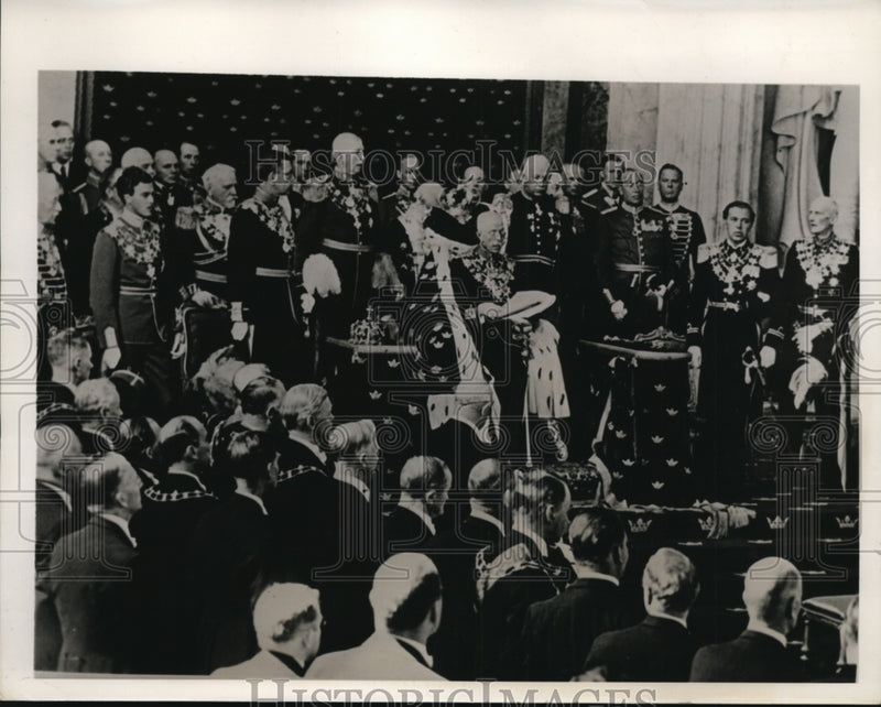 Load image into Gallery viewer, 1940 Press Photo King Gustav of Sweden Opening Parliament in Regal Splendor
