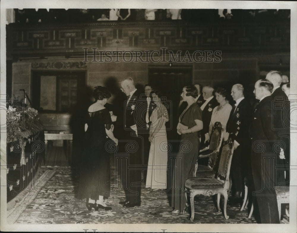 1934 Press Photo King Gustav of Sweden Awards medal to Bank Employees