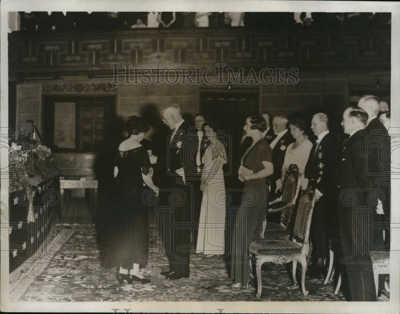 Load image into Gallery viewer, 1934 Press Photo King Gustav of Sweden Awards medal to Bank Employees
