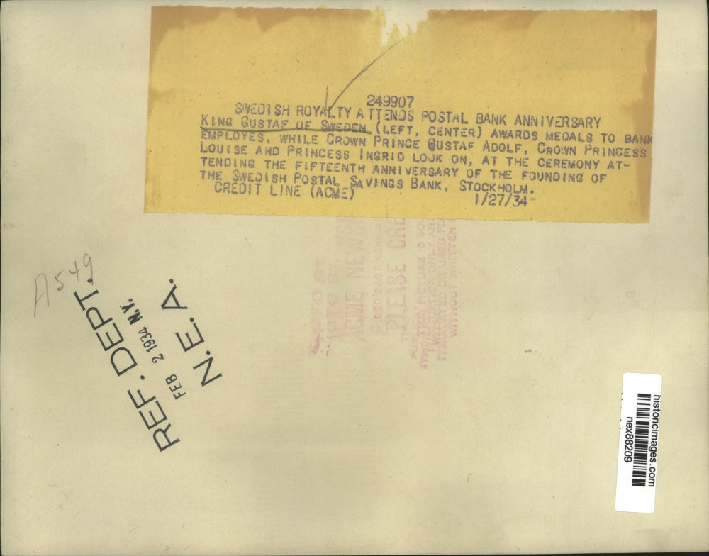 1934 Press Photo King Gustav of Sweden Awards medal to Bank Employees