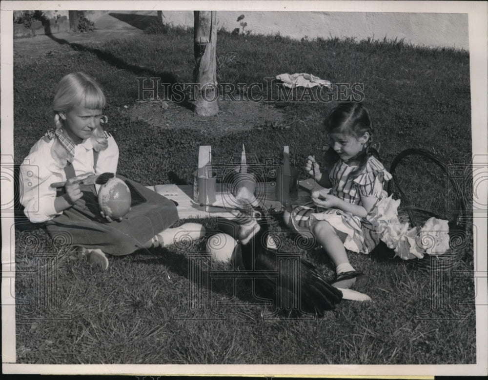 1944 Press Photo Two Little Girls Playing and Having Picnic