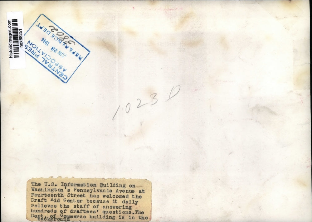 1944 Press Photo Two Little Girls Playing and Having Picnic