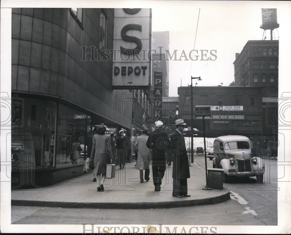 1946 Press Photo Newly Released Prisoner Taking In Sights & Sounds of City