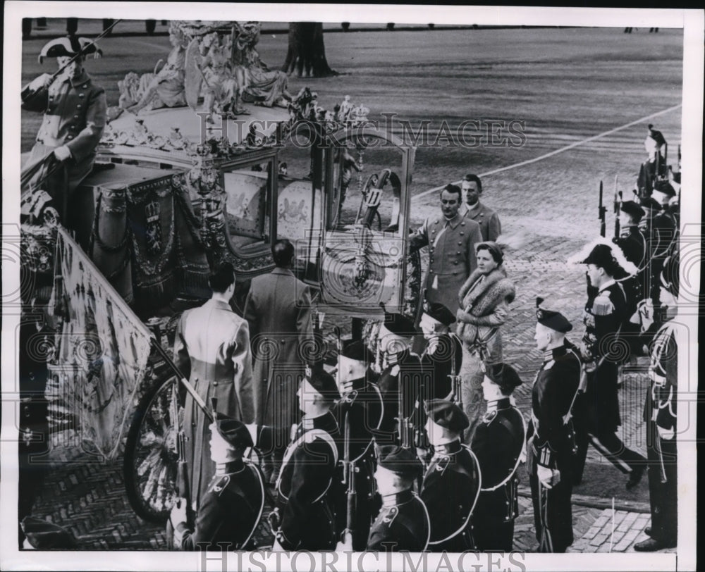 1954 Press Photo Queen Juliana & Prince Bernhard in Hague Netherlands