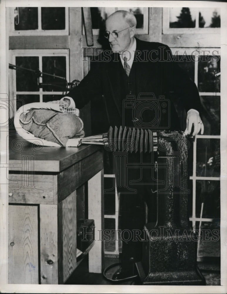 Load image into Gallery viewer, 1940 Press Photo Ernest Sweetland Invented Sweetland Warmer Generates Warm Air
