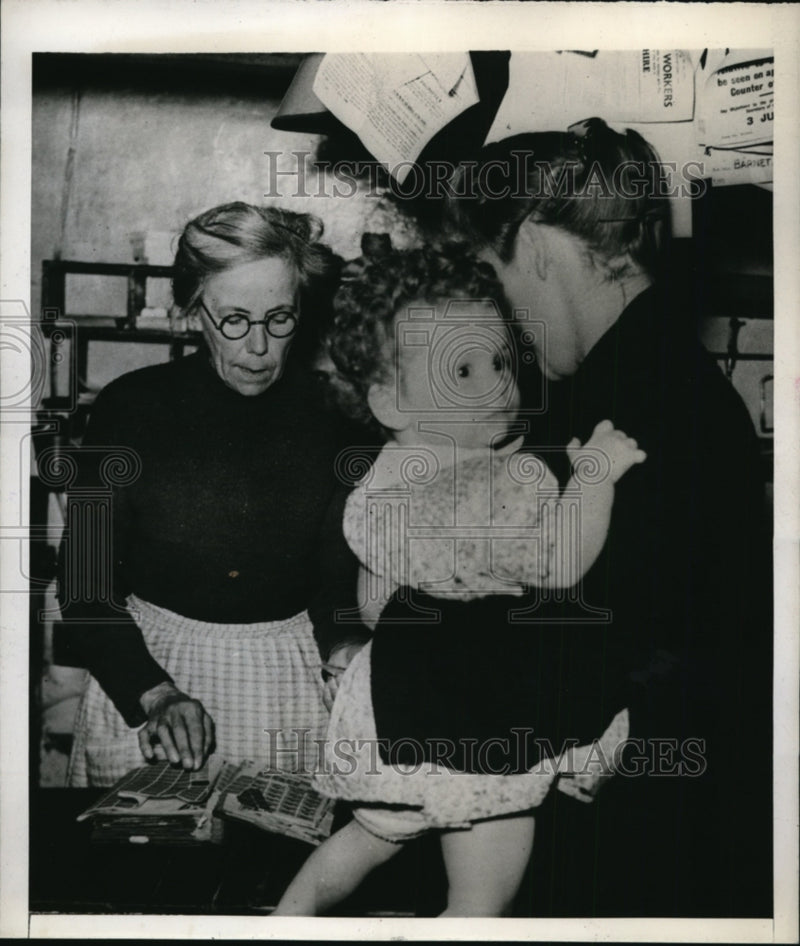 Load image into Gallery viewer, 1944 Press Photo Mrs Jisbella Lyth Postmistress of St Lawrence Hertfordshire
