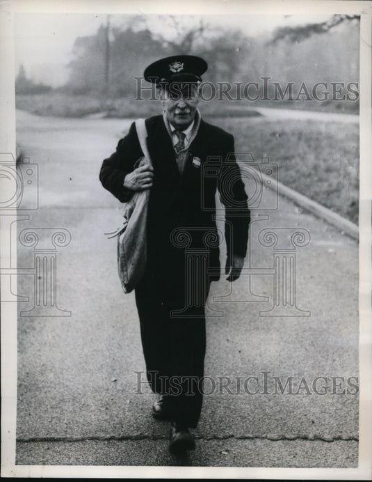 1968 Press Photo Frederick Hine Age 80 Walks 8 Mile Postal Route Daily England