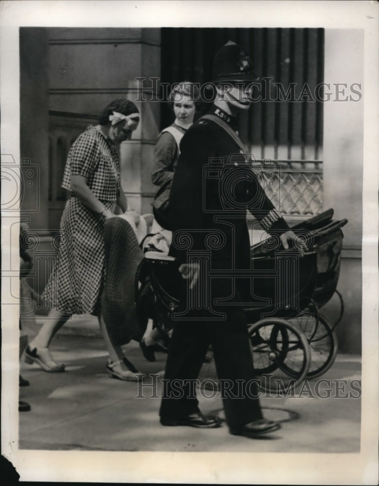 1940 Press Photo Princess Juliana Taking Princess Irene for Stroll in London