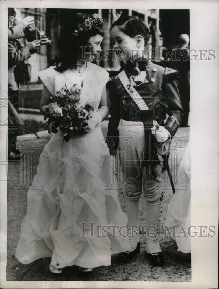 Load image into Gallery viewer, 1956 Press Photo Young Viscount Lascelles &amp; Tiny Bridesmaid at London Wedding
