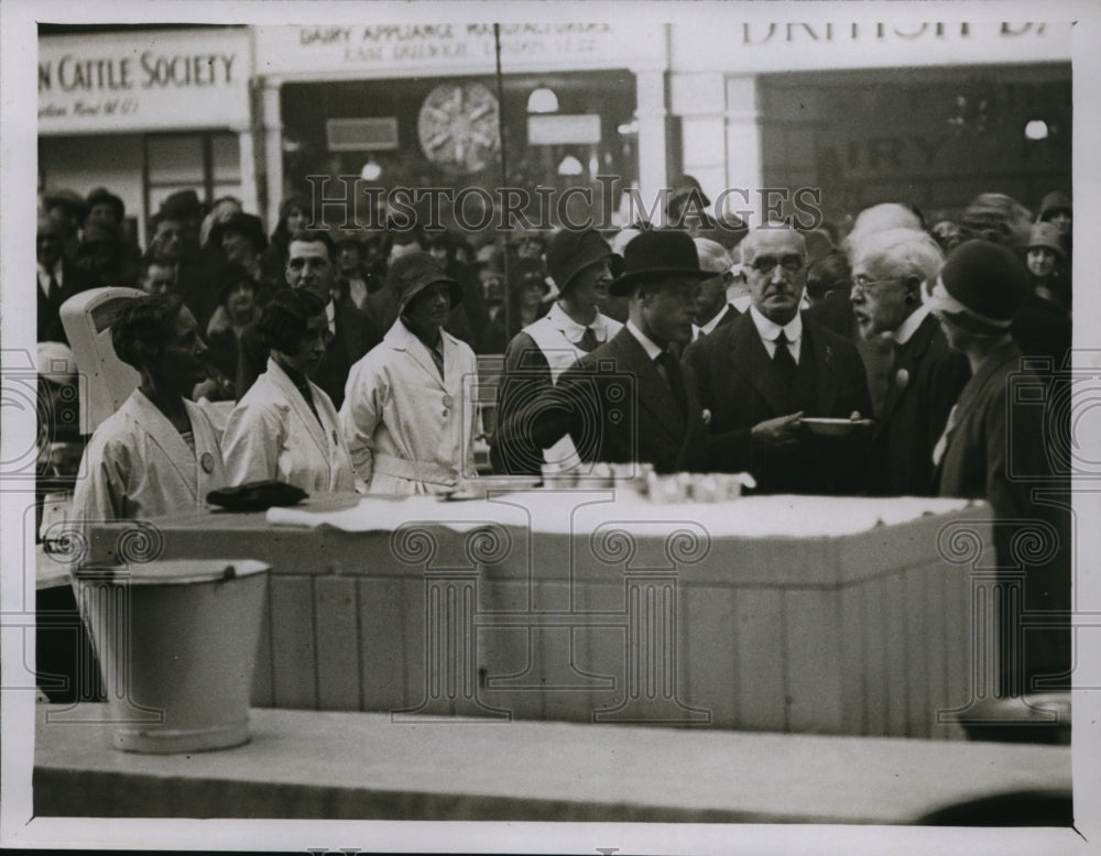 1929 Press Photo HRH the Prince of Wales Visits Dairy Show Royal Agricultural Ha