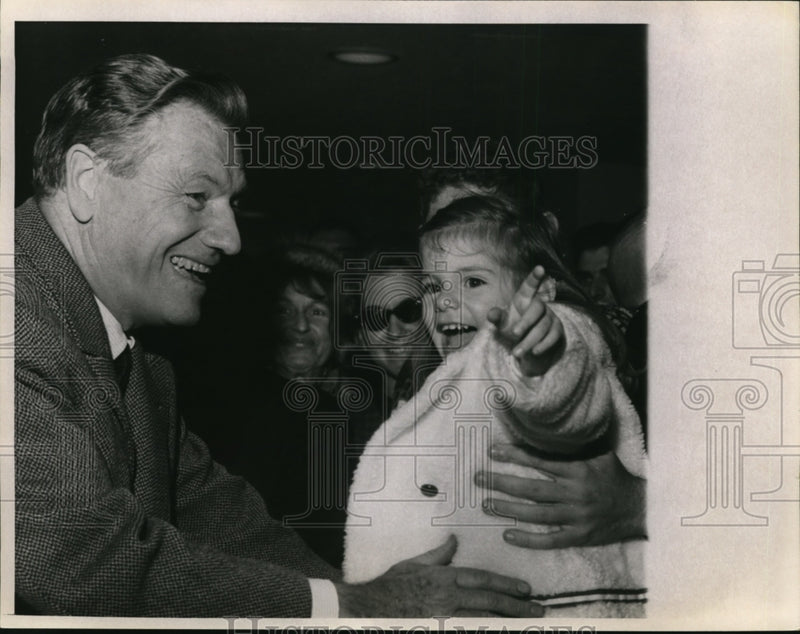 Load image into Gallery viewer, 1963 Press Photo Governor Nelson Rockefeller &amp; Susan Elkind Age 2 Pointing
