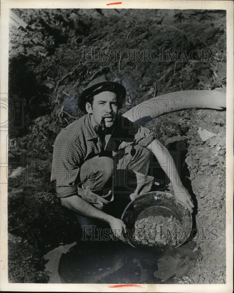 Load image into Gallery viewer, 1957 Press Photo Visitors in Alaska Pan for Gold
