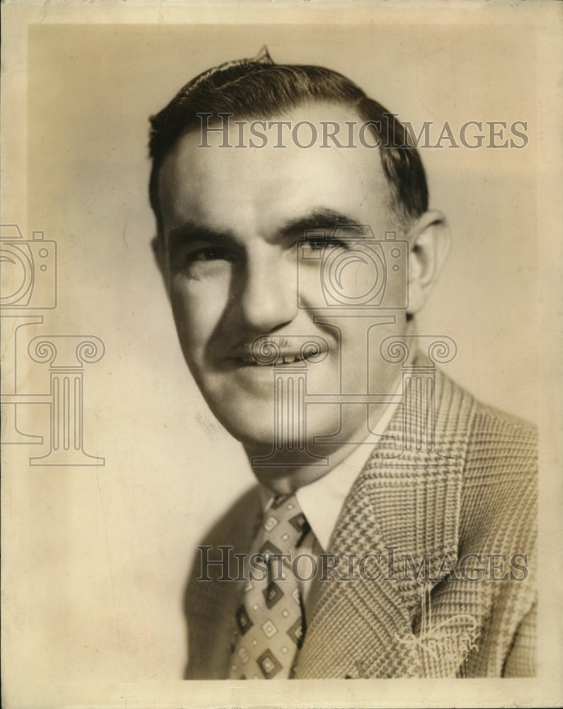 1942 Press Photo Leonard Gautier Trains & Exhibits Dog All Over World