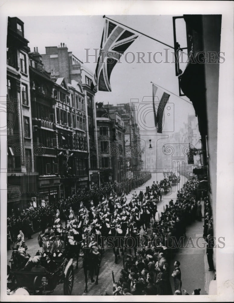 1950 Press Photo Queen Juliana & Prince Bernhard with Royal Escort in London