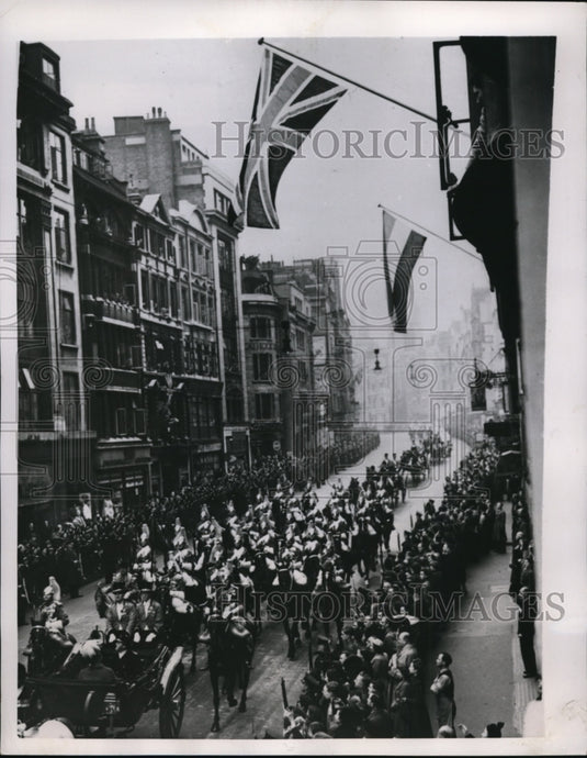 1950 Press Photo Queen Juliana & Prince Bernhard with Royal Escort in London