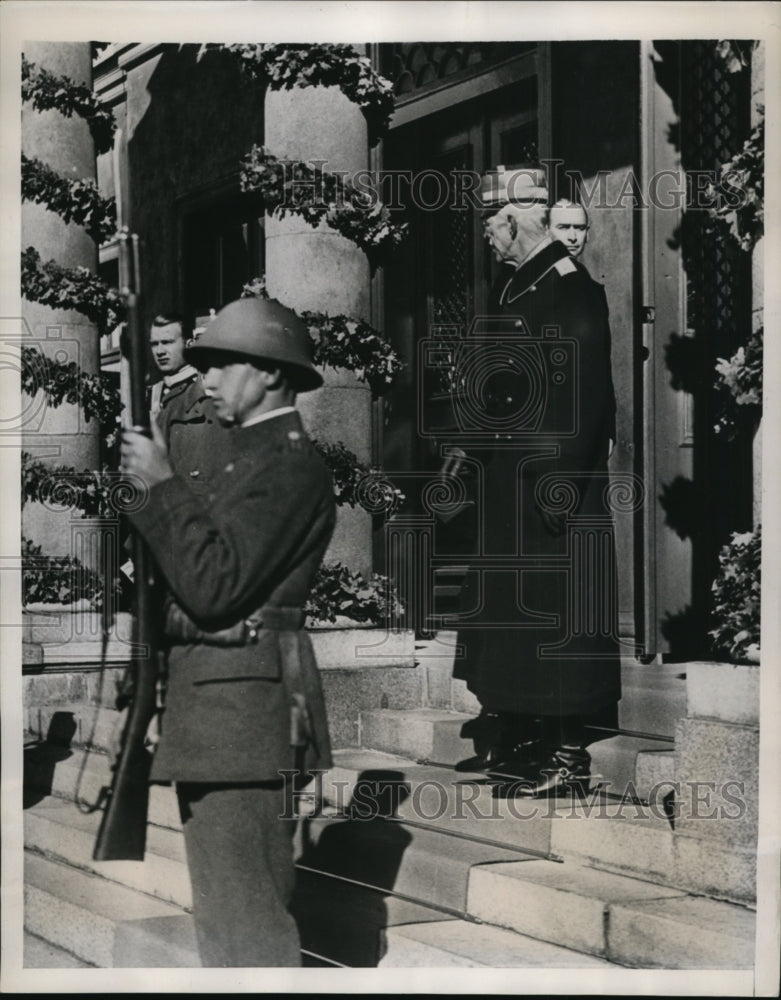 Load image into Gallery viewer, 1938 Press Photo King Gustav of Sweden Arriving at Army Headquarters in Vaxjo
