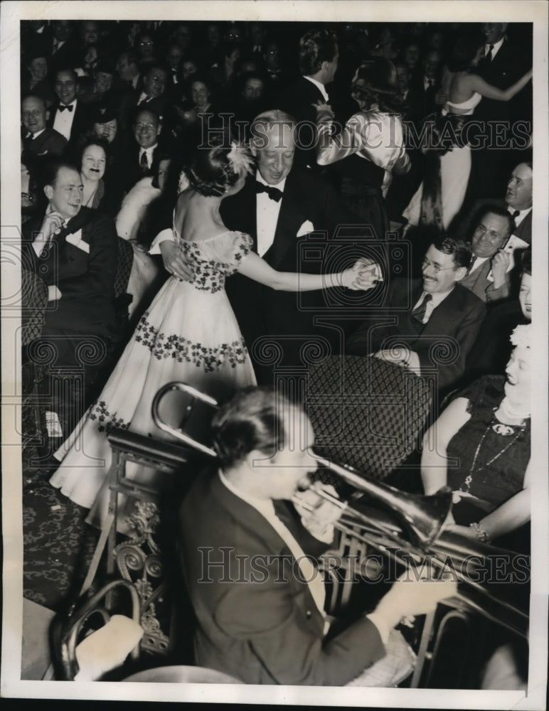 Load image into Gallery viewer, 1939 Press Photo Former Governor of New York Al Smith Dancing in the Aisles
