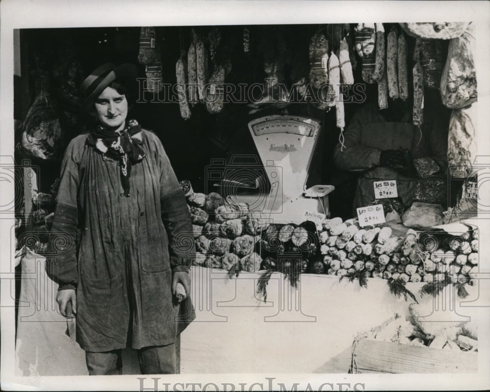 1934 Press Photo Old Iron Fair on Easter Day Paris Buys Summer Supplies