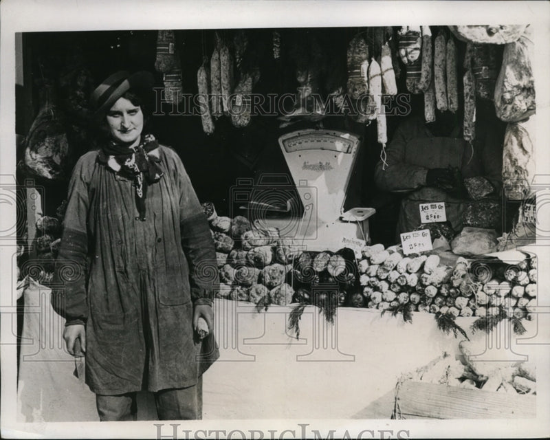 Load image into Gallery viewer, 1934 Press Photo Old Iron Fair on Easter Day Paris Buys Summer Supplies
